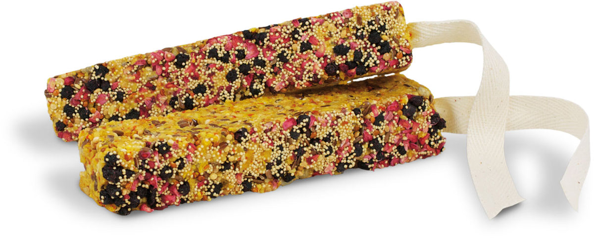 To JR Farm Fugle kracker med frugt, fra JR Farm 150g granola barer på hvid baggrund.